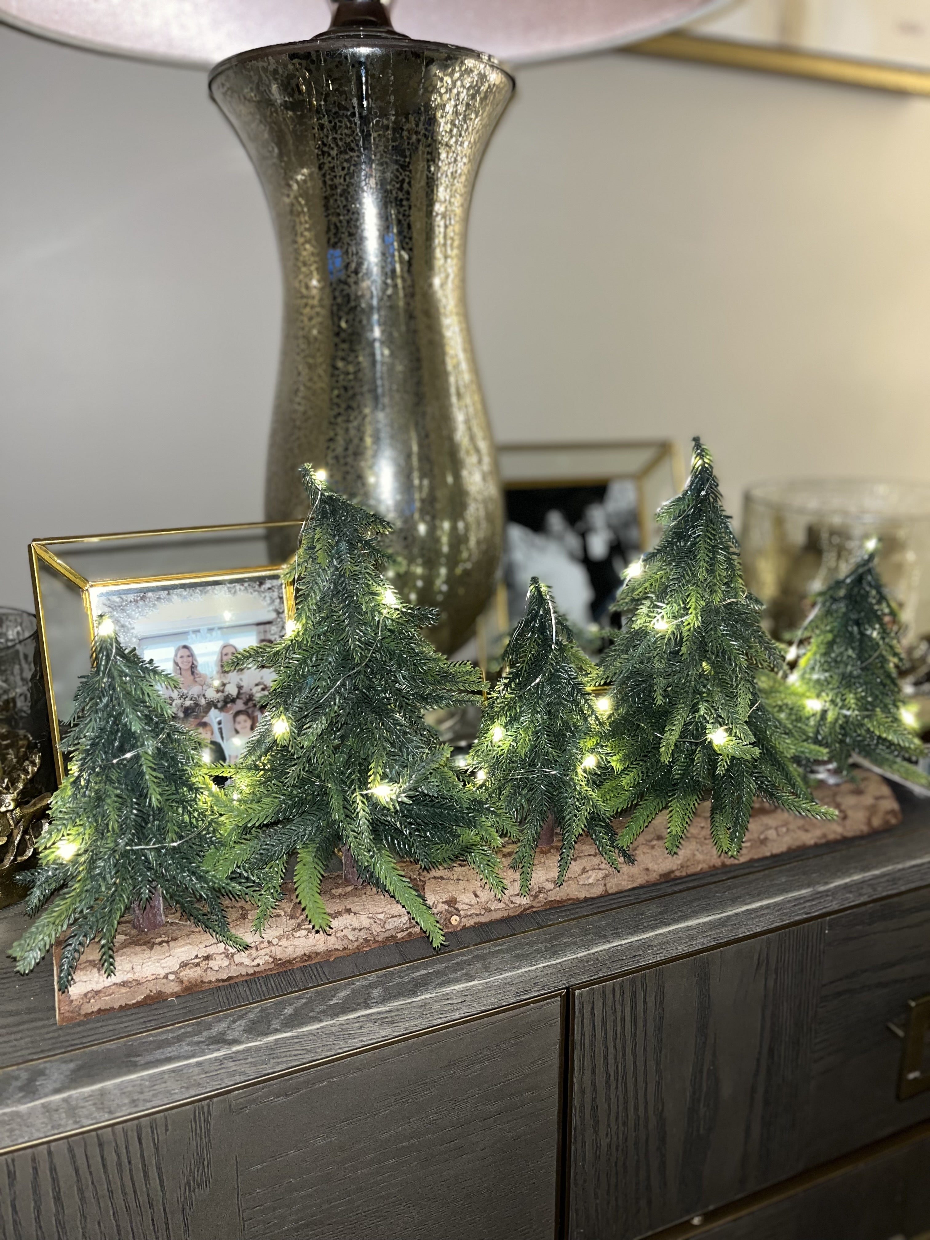 LED CHRISTMAS TREES ON LOG 5 W/TIMER GREEN