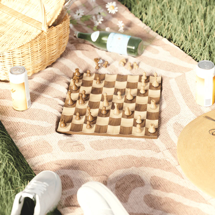 Wobble chess set