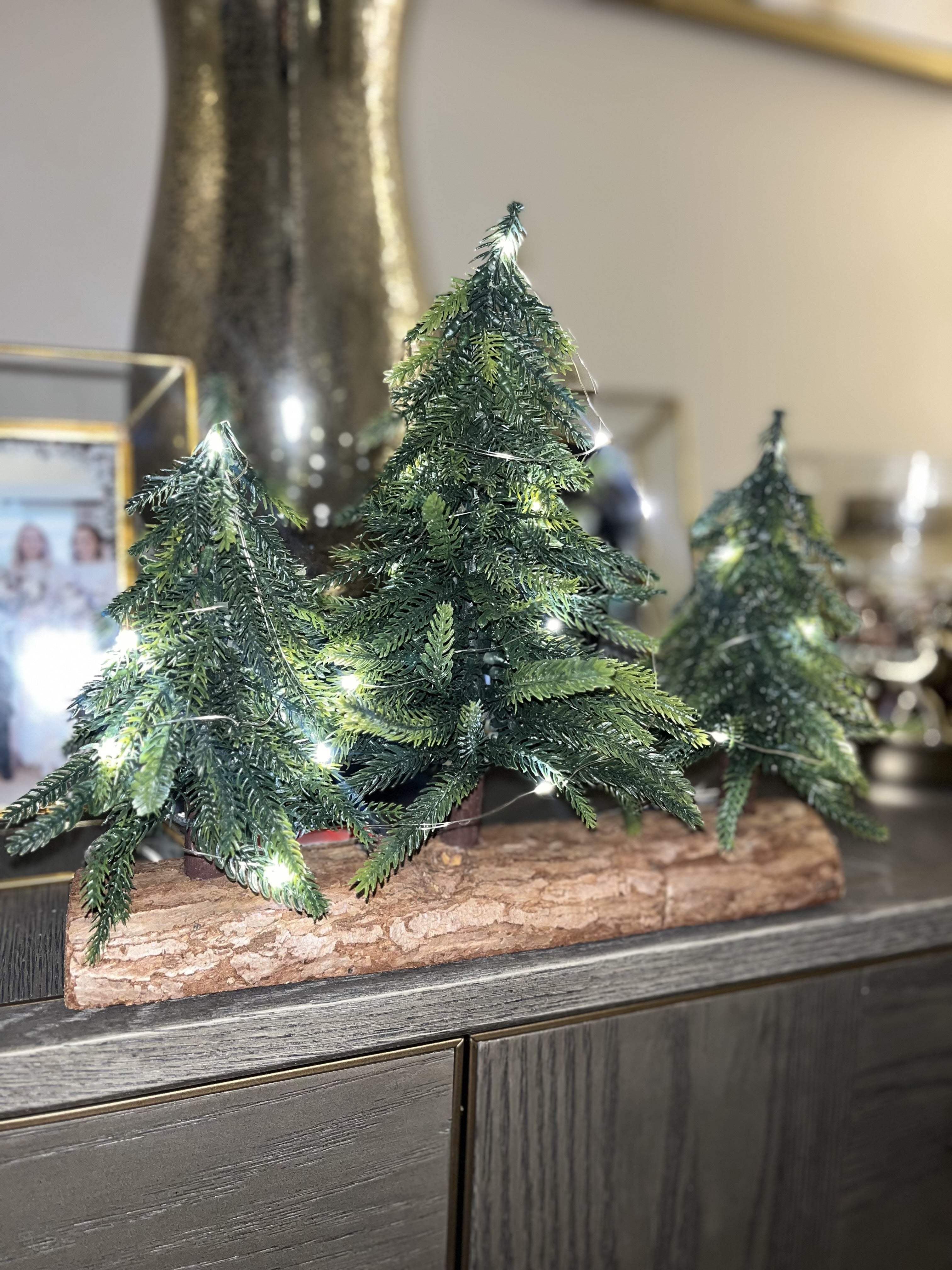LED CHRISTMAS TREES ON LOG 3 W/TIMER GREEN
